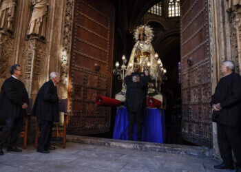 La Virgen de los Desamparados presencia por primera vez el Tribunal de las Aguas