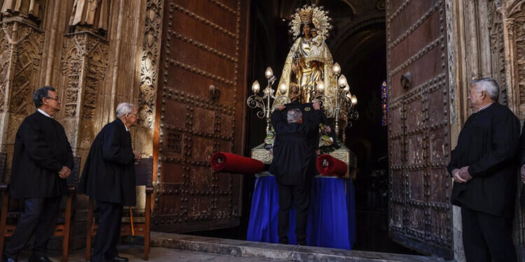 La Virgen de los Desamparados presencia por primera vez el Tribunal de las Aguas