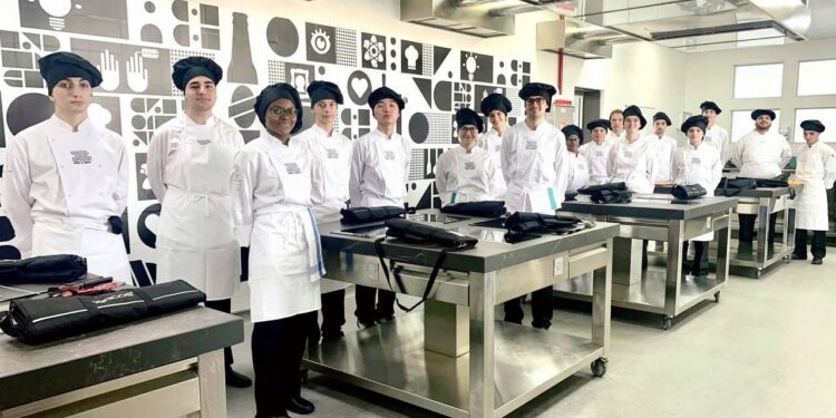 Desde Francia llegan a la Escuela de Hostelería Veles e Vents promesas de la cocina para continuar su formación en Valencia