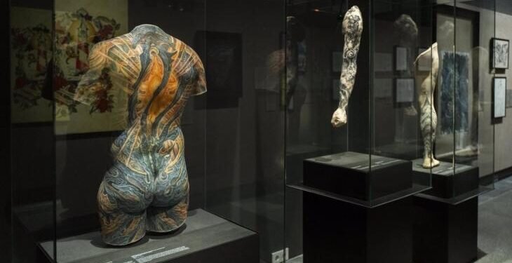 La exposición «Tattoo. Arte bajo la piel» estará en el edificio del Ágora hasta el próximo 27 de agosto.