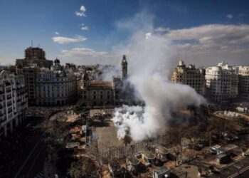Peñarroja abre el ciclo de Fallas 2023 con una ‘mascletà’ «clásica» y con «mucho ritmo» gracias a 120 kilos de pólvora
