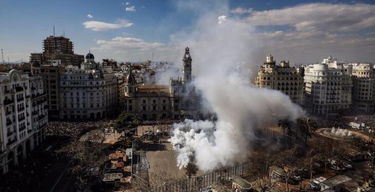 Peñarroja abre el ciclo de Fallas 2023 con una ‘mascletà’ «clásica» y con «mucho ritmo» gracias a 120 kilos de pólvora