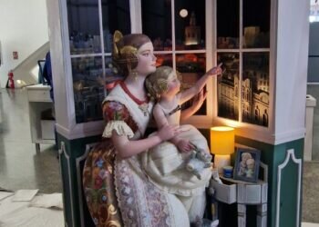 El ninot de la comisión Monestir de Poblet-Aparicio Albiñana se convierte en el indultado en Valencia