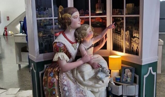 El ninot de la comisión Monestir de Poblet-Aparicio Albiñana se convierte en el indultado en Valencia