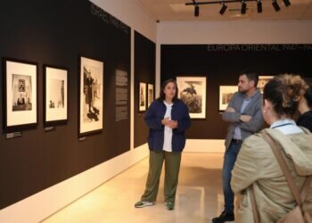 La Generalitat abre al público las exposiciones de los fotoperiodistas Robert Capa y Walter Reuter, una selección de imágenes de gran valor histórico y documental