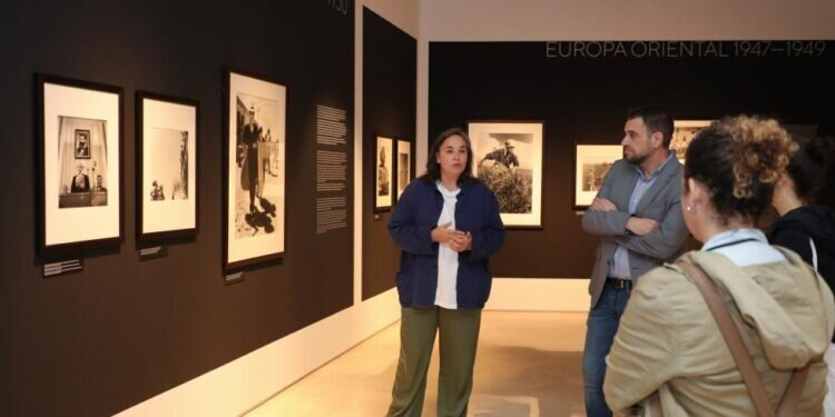 La Generalitat abre al público las exposiciones de los fotoperiodistas Robert Capa y Walter Reuter, una selección de imágenes de gran valor histórico y documental