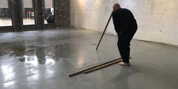 El artista de performance Boris Nieslony visita el Centre del Carme de València