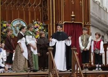 Más de un centenar de niños representan este domingo y el lunes los milagros de San Vicente Ferrer en las calles de Valencia