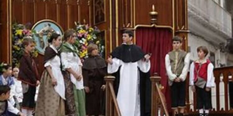 Más de un centenar de niños representan este domingo y el lunes los milagros de San Vicente Ferrer en las calles de Valencia