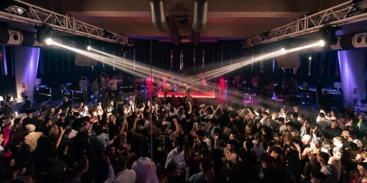 Descubre la vida nocturna de Valencia: las 9 mejores discotecas para salir de fiesta