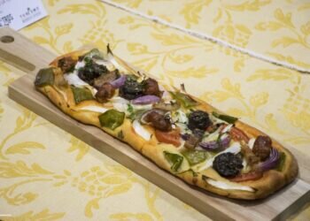 Coca Salada Valenciana: Historia y Diferencias con la Pizza Italiana