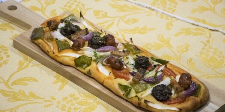 Coca Salada Valenciana: Historia y Diferencias con la Pizza Italiana