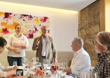 María José Martínez y Bee Pink: Uniendo fuerzas por las abejas y la preservación de los cultivos de manzanas Pink Lady®