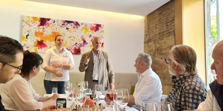 María José Martínez y Bee Pink: Uniendo fuerzas por las abejas y la preservación de los cultivos de manzanas Pink Lady®