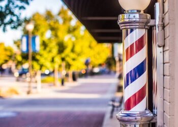 Descubre la sorprendente historia detrás del icónico poste de barbería con los colores blanco, azul y rojo