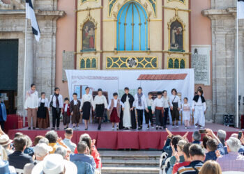 Primer premio para el Altar de Ribarroja, que ha representado hoy su milagro en la plaza de la Virgen