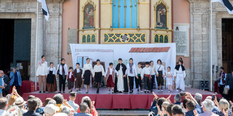 Primer premio para el Altar de Ribarroja, que ha representado hoy su milagro en la plaza de la Virgen