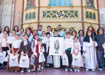 Primer premio para el Altar de Ribarroja, que ha representado hoy su milagro en la plaza de la Virgen