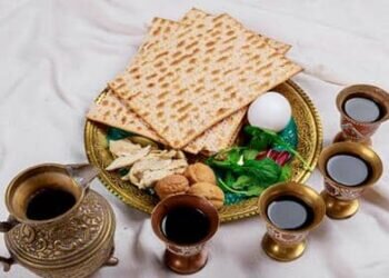 La mesa del Pesaj es un elemento central en la celebración de la Pascua hebrea