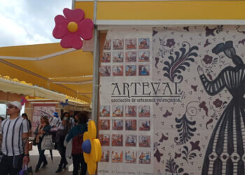 La Plaza del Ayuntamiento de Valencia se prepara para acoger la Feria de Artesanía de Primavera