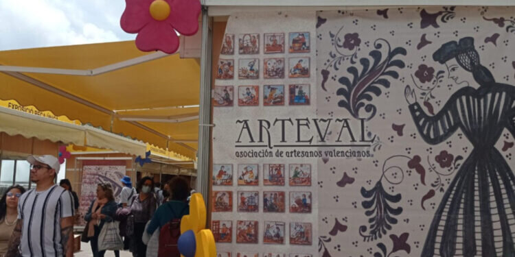La Plaza del Ayuntamiento de Valencia se prepara para acoger la Feria de Artesanía de Primavera