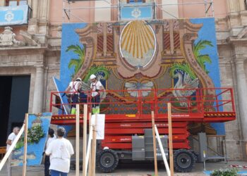 El tapiz del centenario de la coronación revive el de hace un siglo con 1000 kilogramos de flor