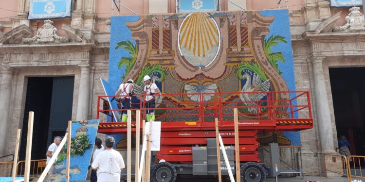 El tapiz del centenario de la coronación revive el de hace un siglo con 1000 kilogramos de flor