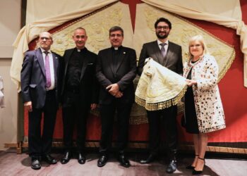 Desde un invidente hasta un preso: el nuevo manto de la Virgen, bordado por más de 12.000 valencianos, ya es una realidad