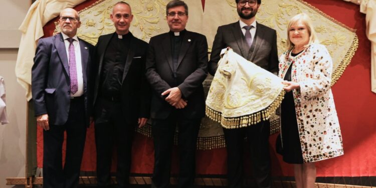 Desde un invidente hasta un preso: el nuevo manto de la Virgen, bordado por más de 12.000 valencianos, ya es una realidad