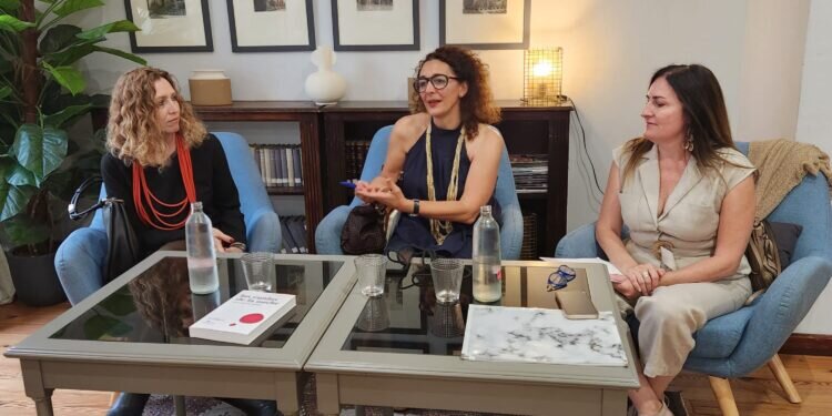 Mayte Aparisi lleva al Casino de Agricultura a Gisela Renes, protagonista en su novela “Los Ruidos de la Noche” y comparten nuevas experiencias no escritas