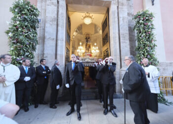 La Plaza de la Mare de Déu, completamente llena, arropa a la Virgen de los Desamparados en la procesión que la traslada a la Catedral