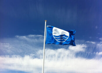 La bandera azul ondea en seis playas de València