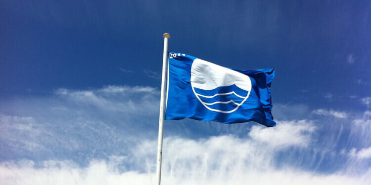 La bandera azul ondea en seis playas de València