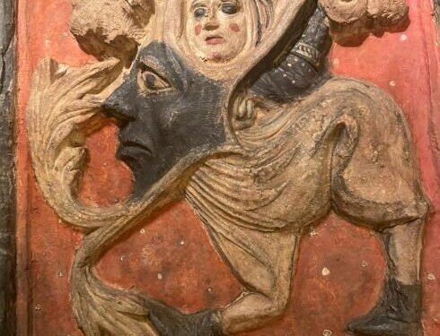 Patrimonio adquiere un “socarrat” en relieve y con policromía que probablemente perteneció a la antigua Casa de la Ciudad