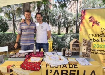 AVAU conciencia en la feria alternativa de Valencia sobre la importancia de las abejas
