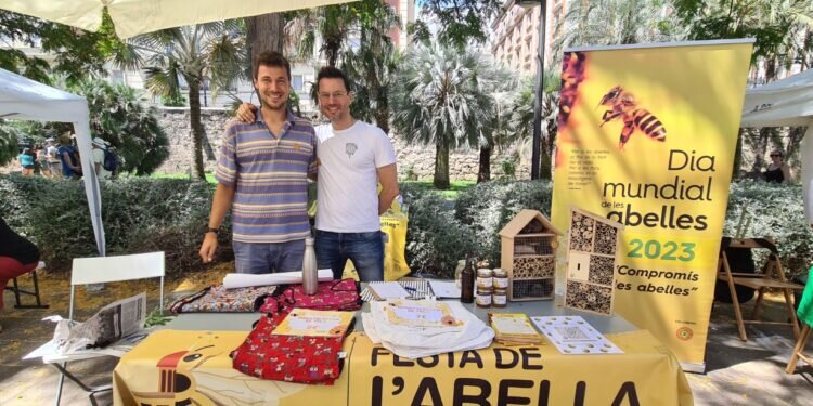 AVAU conciencia en la feria alternativa de Valencia sobre la importancia de las abejas