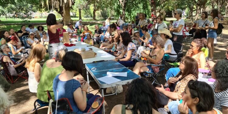 Día Mundial de Tejer en Público: Un Encuentro de Tejedoras lleno de Creatividad en la Comunidad en València