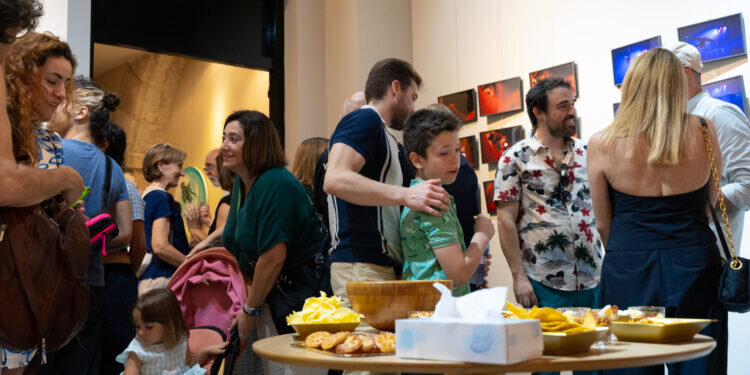 Aleksandra Istorik Gallery reúne música y acrobacia en un concierto de guitarra española que acompañará a quienes visiten la exposición ‘Anna au cirque’