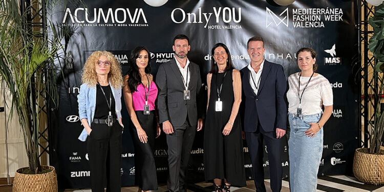 Arte y moda en la presentación de ACUMOVA, Asociación para la promoción de la moda y cultura valenciana