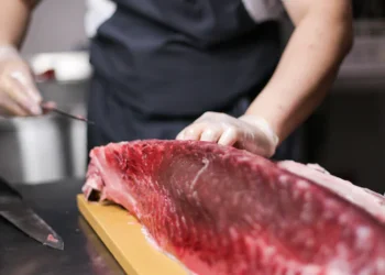 El Ronqueo del Atún Rojo de Almadraba llega a El Corte Inglés: Disfruta de la Tradicional Técnica y Saborea el Delicioso Pescado