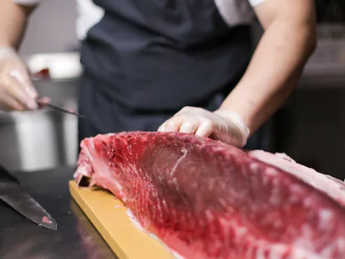 El Ronqueo del Atún Rojo de Almadraba llega a El Corte Inglés: Disfruta de la Tradicional Técnica y Saborea el Delicioso Pescado