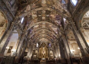 Descubriendo los Secretos de la Noche: La Parroquia de San Nicolás de Valencia Revela sus Tesoros Ocultos