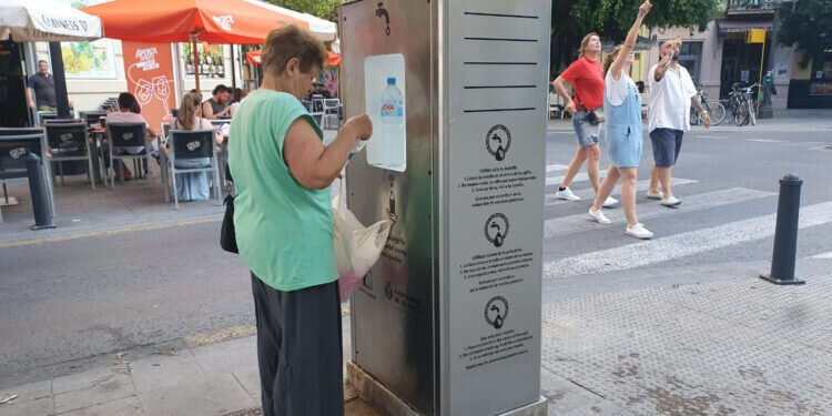 El consumo de agua de las fuentes municipales refrigeradas llega a los 100.000 litros este verano