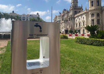 Fuentes de Valencia que ofrecen agua filtrada y refrigerada para combatir el calor y reducir el consumo de plástico
