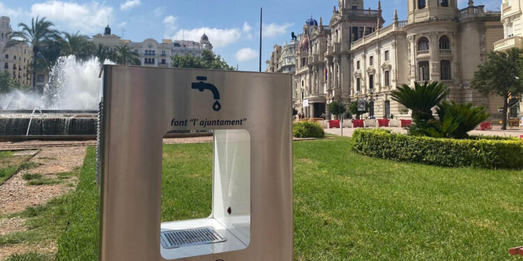 Fuentes de Valencia que ofrecen agua filtrada y refrigerada para combatir el calor y reducir el consumo de plástico