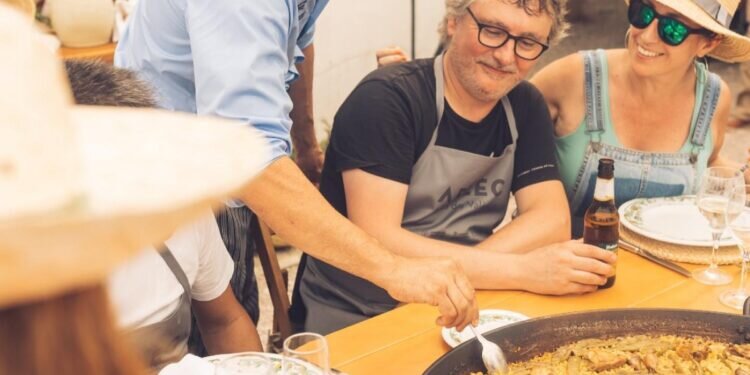 Quique Dacosta, comparte valiosos consejos para hacer un sofrito perfecto y lograr una paella excepcional