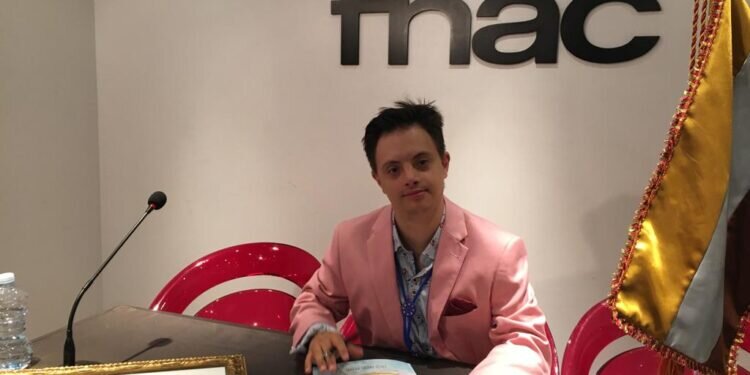 El bailarín Eros Recio presentó la obra El Grialato junto una pieza de ballet