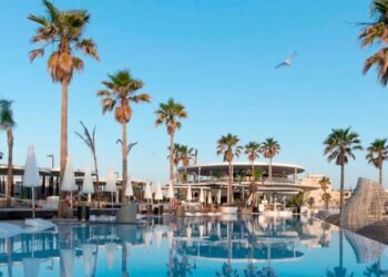 Disfruta de la Gastronomía y un Chapuzón: Los 5 Mejores Restaurantes con Piscina en Valencia