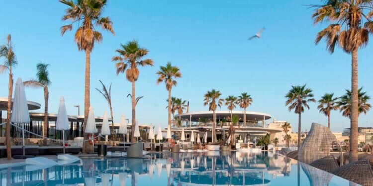 Disfruta de la Gastronomía y un Chapuzón: Los 5 Mejores Restaurantes con Piscina en Valencia