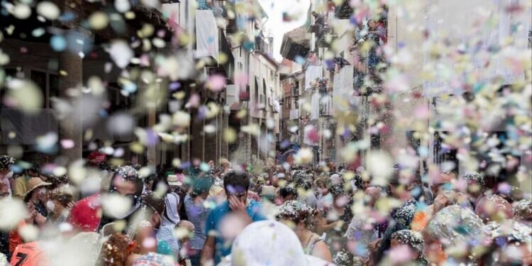 La Gran Batalla de Confeti Marca el Anuncio del 55º Sexenni en Morella